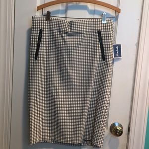 checkered/houndstooth like print skirt